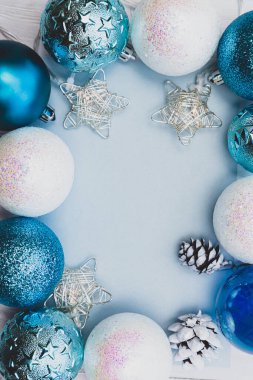 Çerçeve mavi ve beyaz toplar, çelenk yıldızları ve beyaz konilerden yapılmıştır. Metin için yeri olan şenlikli kompozisyon