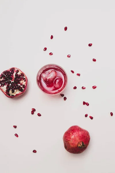 Minimalistisches Stillleben Mit Granatapfelfrucht Und Granatapfelsaft Einem Glas Mit Einem — Stockfoto