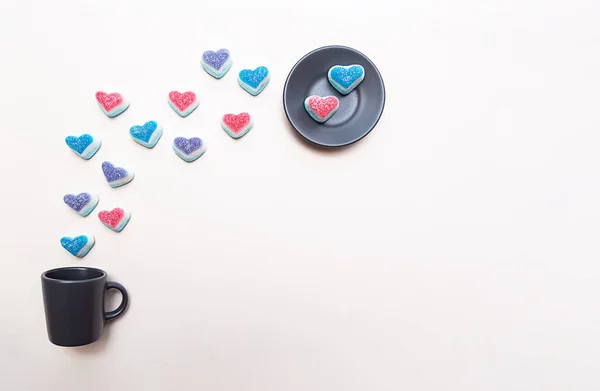 Concepto San Valentín Los Corazones Gomosos Color Levitan Taza Placa — Foto de Stock