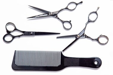 Kuaför için profesyonel aletler, berber. Beyaz arkaplanda makas, bıçak, tarak.