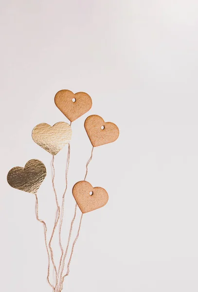 Valentinstag Minimalistische Komposition Goldfarbene Herzform Und Herzförmige Lebkuchen Schnüren Wie — Stockfoto