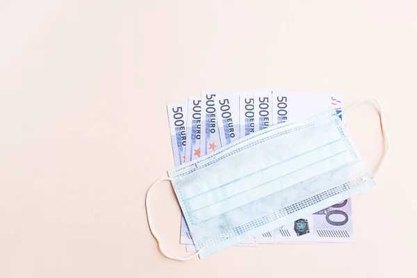 500ユーロ紙幣と軽い背景の保護医療面マスク 健康保護と金融福祉の概念 — ストック写真