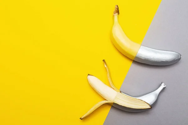 Bananas Descascadas Pintadas Prata Sobre Fundo Amarelo Cinza Imagem Minimalista — Fotografia de Stock