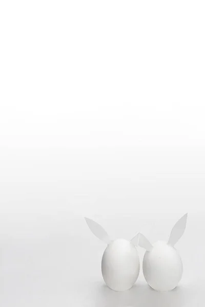Beyaz Arka Planda Minimalist Paskalya Konsepti Tavşan Kulaklı Beyaz Paskalya — Stok fotoğraf