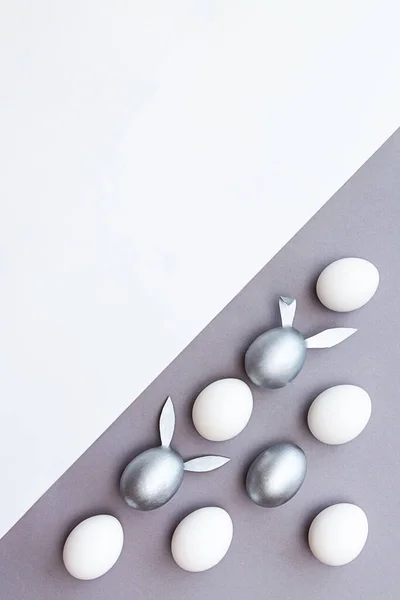 Paskalya Için Minimum Konsept Tavşan Kulaklı Yumurtalar Beyaz Gri Arka — Stok fotoğraf