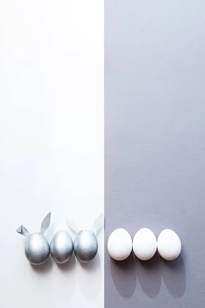Paskalya Için Minimum Konsept Tavşan Kulaklı Yumurtalar Beyaz Gri Arka — Stok fotoğraf