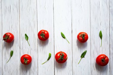 Domates, avokado, salatalık, bütün ve yarımlar, ıspanak yaprakları ve dereotu, düz beyaz ahşap bir yüzey üzerinde yatıyordu. Sağlıklı gıda konsepti. Gıda arkaplanı.