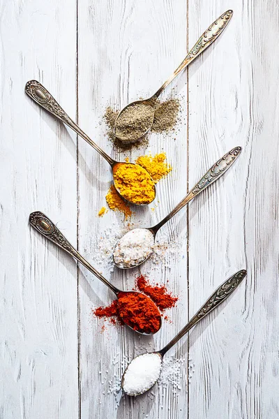 Olika Kryddor Vintage Skedar Salt Curry Gurkmeja Malen Peppar Malen — Stockfoto