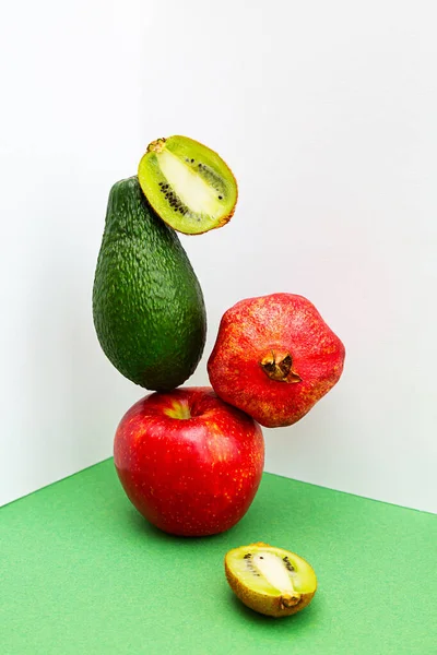 Pilha Frutas Maçã Abacate Romã Kiwi — Fotografia de Stock