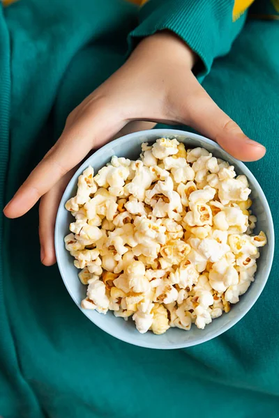 Ten Kluk Popcorn Kouká Film Ruce Miska Popcornu Zblízka — Stock fotografie