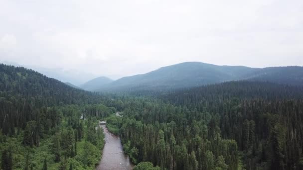 Uma Vista Panorâmica Olho Pássaro Rio Montanha Paisagens Montanhosas Florestas — Vídeo de Stock