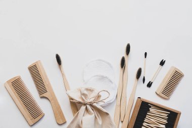 Çevre dostu bambu diş fırçaları, kulak çubukları, yeniden kullanılabilir pamuk süngerler ve ahşap taraklar banyo ürünleridir. Sıfır atık. Beyaz arkaplan görünümündeki kompozisyon, boşluk kopyala.