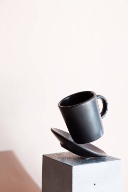 Minimum modern hayat, bir fincan kahvenin havalanmasıyla. Geometrik şekil küpü ve kahve fincanı ile yaratıcı bileşim