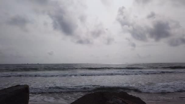 Vue Aérienne Des Vagues Ligne Mer Littoral Rocheux Ciel Nuageux — Video