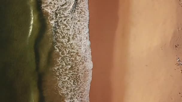 Κηφήνας Θέα Των Όμορφων Κυμάτων Σπάσει Άδεια Παραλία Αεροφωτογραφία Της — Αρχείο Βίντεο