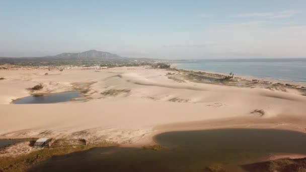 Die Drohne Fliegt Durch Die Sanddünen Richtung Meer Drohnenaufnahmen Hoch — Stockvideo