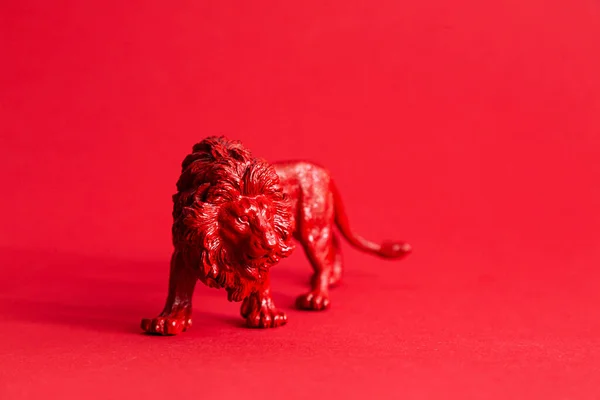 Figura León Rojo Fondo Rojo Proteger Animales Salvajes Cartel — Foto de Stock