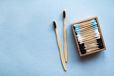 Renkli bambu diş fırçaları ve pamuklu çubuklar. Sıfır atık vücut bakım ürünlerinin modern konsepti. Çevre dostu ya da sürdürülebilir yaşam tarzı.