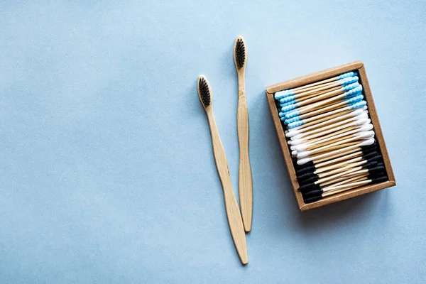 Renkli bambu diş fırçaları ve pamuklu çubuklar. Sıfır atık vücut bakım ürünlerinin modern konsepti. Çevre dostu ya da sürdürülebilir yaşam tarzı.