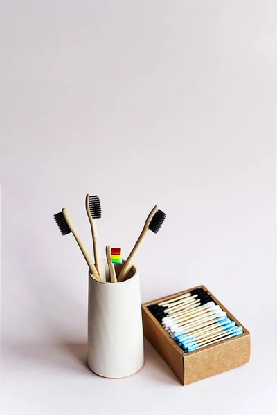 色竹歯ブラシと綿棒 廃棄物ゼロボディケア製品の現代的な概念 環境に配慮した持続可能なライフスタイル — ストック写真