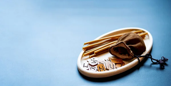 Vida Morta Moderna Mínima Com Runas Mesa Ritual Mágico Fundo — Fotografia de Stock