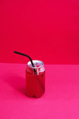 Minimalist parlak yaz içkisi konsepti. Tekrar kullanılabilir demir bir pipetle bir kavanoz soğuk hava limonatası. Taze sulu kokteyl..