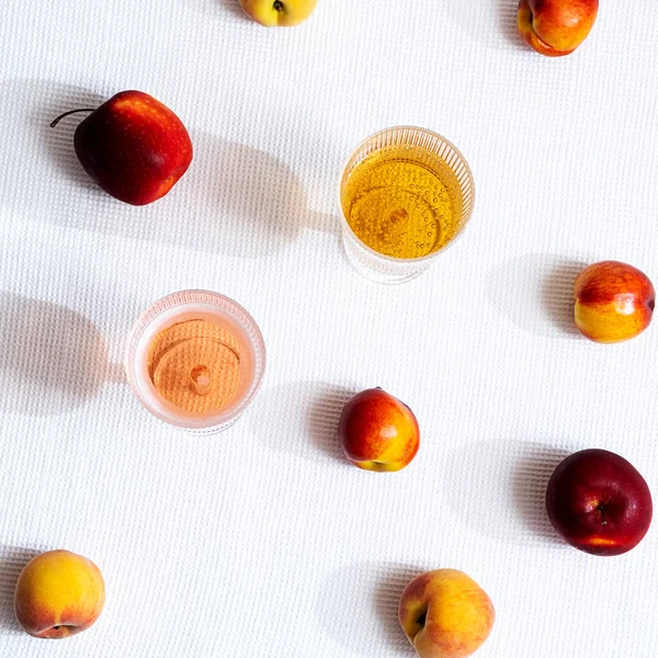 Verão Moderno Ainda Vida Vários Frutos Dois Copos Vinho Com — Fotografia de Stock