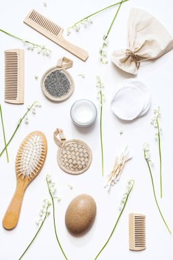 Eko kozmetik ürünleri ve kişisel hijyen malzemeleri. Cam kavanoz organik krem losyonu, yeniden kullanılabilir pamuk pedleri, ahşap taraklar ve bambu kulak çubukları. Sürdürülebilir yaşam tarzı. Sıfır atık, plastik yok.
