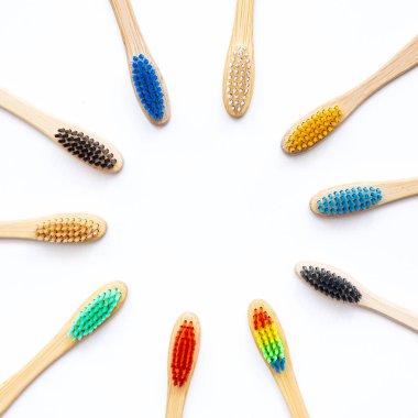 Çevre dostu renkli bambu diş fırçaları seti. Organik banyo güzellik ürünleri. Sıfır atık ve plastiksiz konsept. Çevresel eğilimler, sürdürülebilir yaşam tarzı.