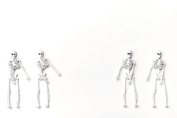 Tanzende Skelette Kreative Komposition Mit Weißem Tänzerskelett Auf Weißem Hintergrund — Stockfoto