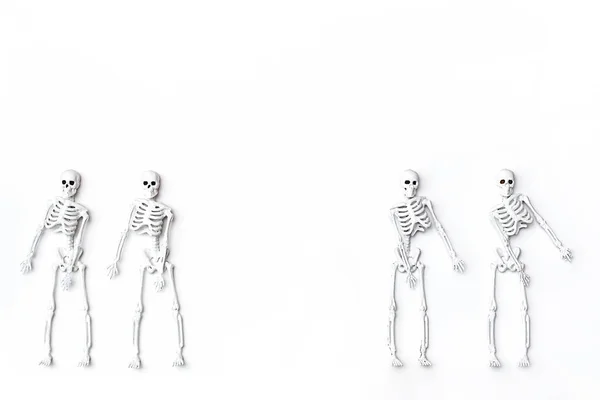 跳舞的骷髅 有创意的作文 白色背景上有白色舞者的骨架 万圣节或死亡日的概念在简约主义风格 — 图库照片