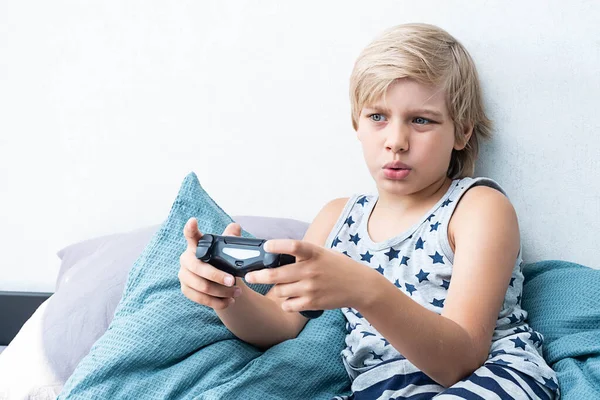 Garçon Tenant Manette Jeu Joystick Dans Les Mains Jouer Jeu — Photo