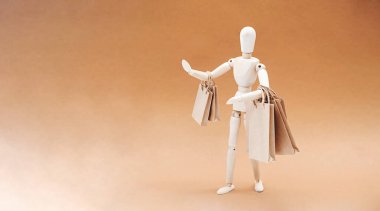 Satış ya da alışveriş konsepti, minimalizm tarzında. Kağıt çantalı tahta kukla, kopyalama alanı.