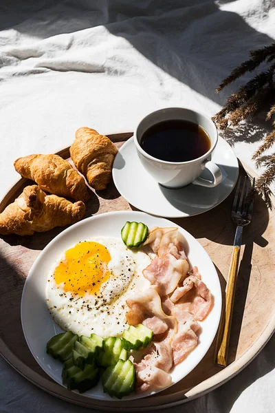 Kahve Fincanında Kahvaltı Kızarmış Yumurta Pastırma Ahşap Tepside Kruvasan Lginç — Stok fotoğraf