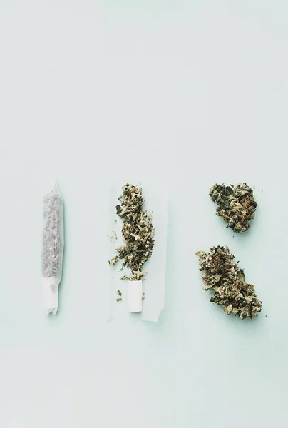 Botões Marijuana Canábis Gemas Esmagadas Marijuana Papel Tabaco Conceito Drogas — Fotografia de Stock