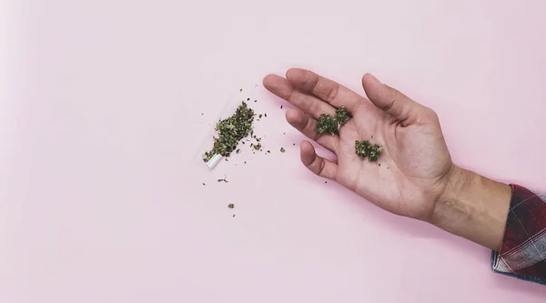 Une Femme Qui Fait Rouler Cannabis Bourgeons Écrasés Marijuana Sur — Photo