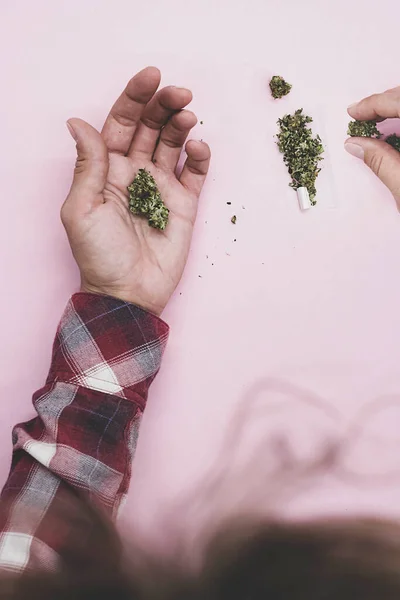 Une Femme Qui Fait Rouler Cannabis Bourgeons Écrasés Marijuana Sur — Photo