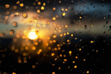 Yağmurdan sonra pencerenin arka planında özet geç. Gün batımı gökyüzünün dramatik görüntüsü.