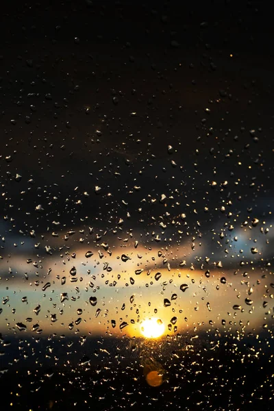 Szyby Okienne Deszczu Kroplami Wody Tło Burzliwego Zachodu Słońca Niebo — Zdjęcie stockowe