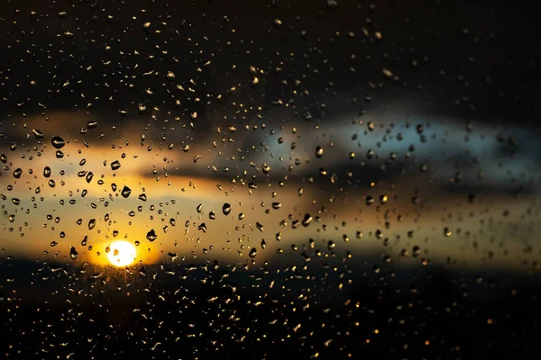 Okenní Sklo Dešti Kapkami Vody Pozadí Bouřlivé Oblohy Západu Slunce — Stock fotografie