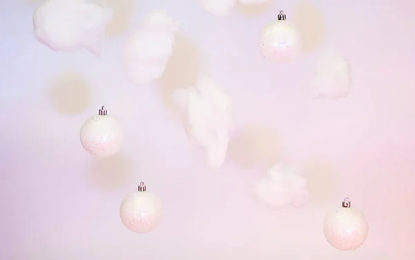 ネオンでクリスマスボールと雲 冬休みの背景 パステルカラーの創造的な組成物の泡の装飾 — ストック写真