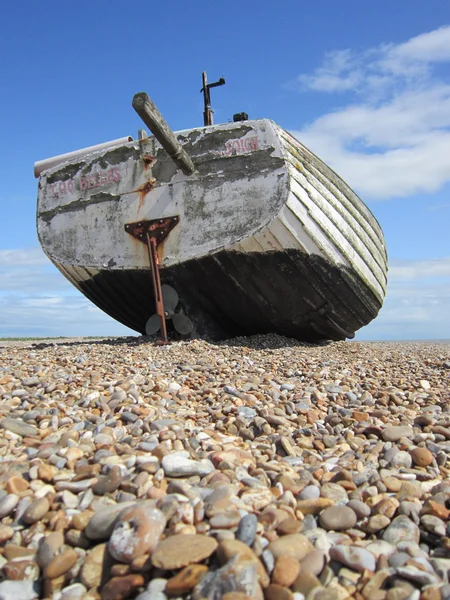 Old fishing boat on the beach at Aldeburgh, Suffolk — Stock Photo, Image