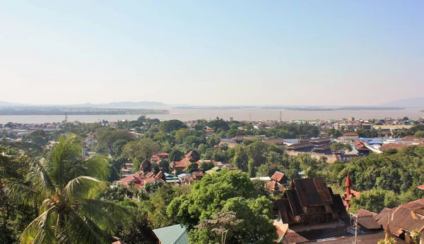 Mawlamyine 'in tarihi şehri, Myanmar' ın Salween Nehri veya Thanlwin Nehri 'nin manzarası