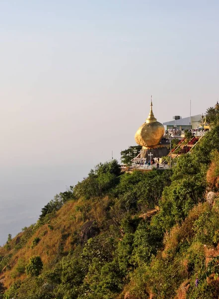 Kyaiktiyo pagoda ya da altın kaya pagoda, Myanmar 'da popüler bir Budist hac alanı.