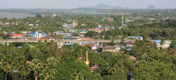 Mawlamyine 'in tarihi şehri, Myanmar, Kyaikthanlan Pagoda' nın görüş noktasından alınmıştır.
