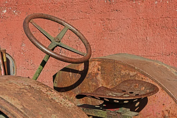 Rostiger alter Traktor in Nahaufnahme — Stockfoto