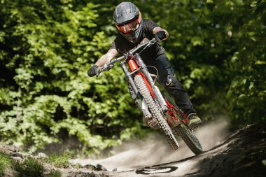 Mountainbiker orman yokuş aşağı