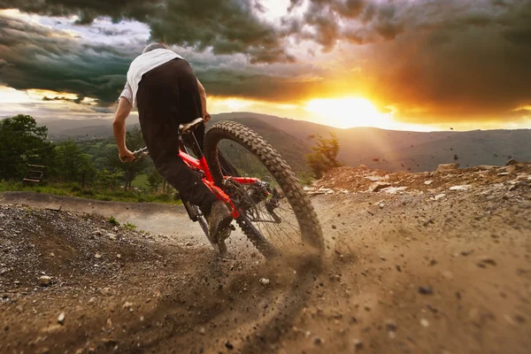 Zonsondergang ritten fietsweg — Stockfoto