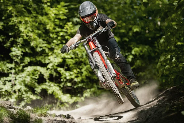 Mountainbiker フォレスト下り坂 — ストック写真