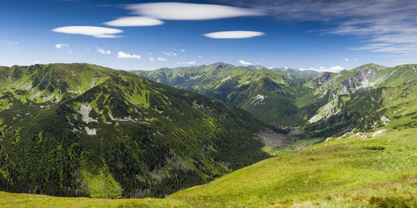 Vue sur les hautes montagnes — Photo